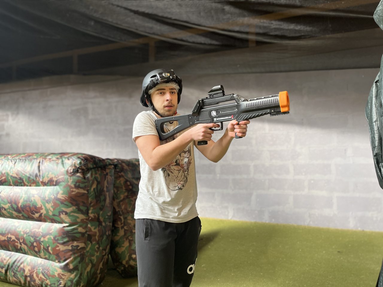 Un joueur en pleine partie de Laser Tag dans l'arène indoor de Team Square